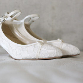 Hochzeitsreportage: Schuhe der Braut im Detail