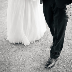 Hochzeitsfotografie – Brautkleid und Anzug im Detail.