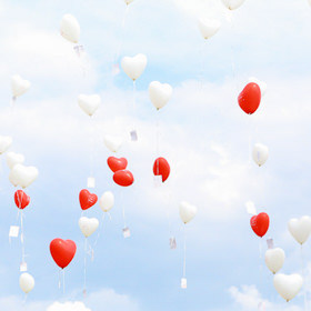 Aufsteigende Luftballons in Herzform